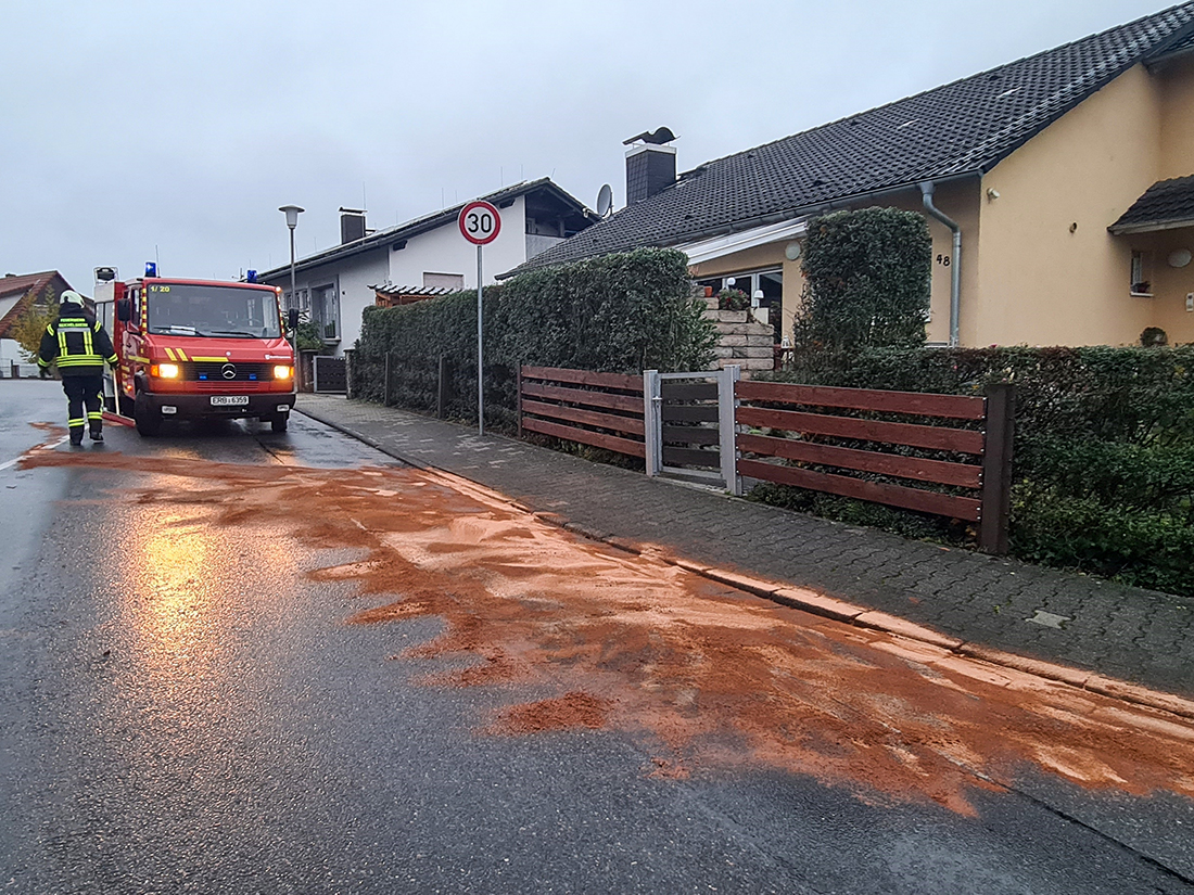 19.11.2022 / 1542 Uhr Ölspur in Reichelsheim Feuerwehren der